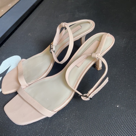 Cute small heels - Picture 2 of 3